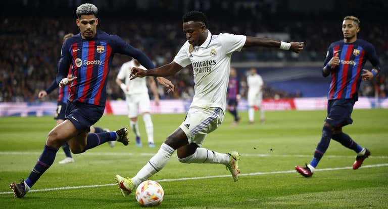 Araujo y Vinicius disputándose el balón en el Real Madrid-Barcelona de la Copa del Rey.