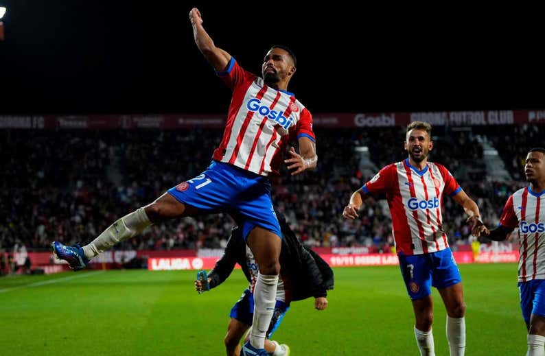 El Girona se pone líder y el Celta, desquiciado con el árbitro
