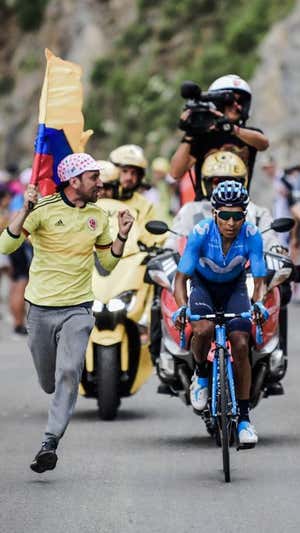 Un aficionado colombiano anima a Nairo Quintana durante su escapada victoriosa en el Galibier, en el Tour de Francai 2019.  ASO / PAULINE BALLET