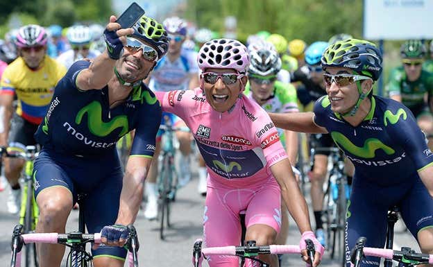 Nairo Quintana celebra su victoria en el Giro de Italia de 2014 junto a Fran Ventoso y José Herrada, dos de sus hombres de confianza en Movistar Team.  ARCHIVO MOVISTAR TEAM