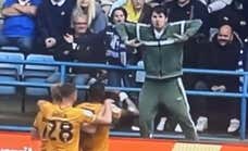 Sanción de por vida: el Gillingham toma medidas ante un gesto racista en su estadio