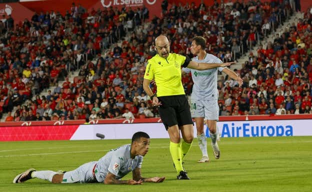 Greenwood pide penalti por un derribo de Nastasic; González Fuertes no lo consideró punible.  EFE