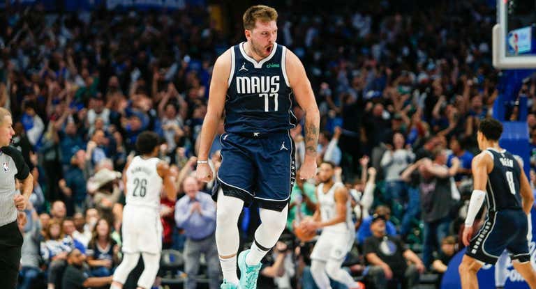 Luka Doncic disfrutando en la cancha durante la victoria de Dallas Mavericks ante Brooklyn Nets.