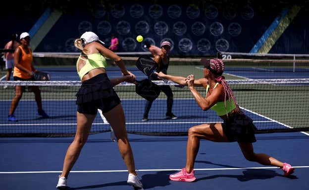 Acción durante un partido de pickleball.  Getty Images
