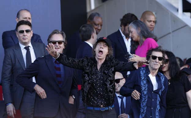 Los integrantes de los Rolling Stone, en el palco de Montjuic durante el Clásico. REUTERS
