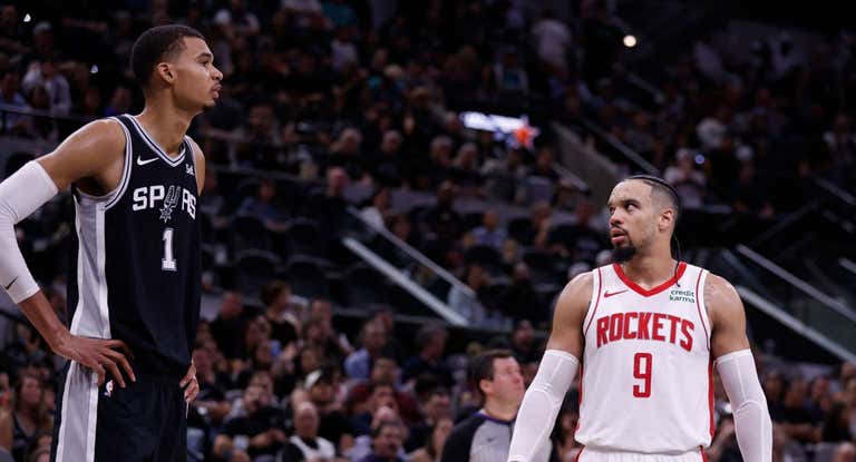 Dillon Brooks mira a Wembanyama antes del partido.