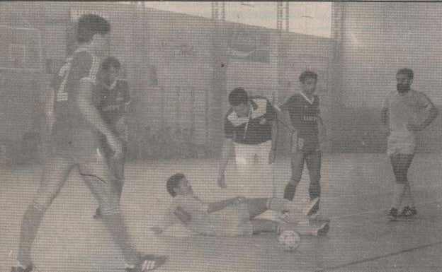 Mauro disputa un balón en suelo en un partido de Toledeport frente a Interviú Lloyd's en 1983.  LUIS CARDEÑA GÁLVEZ