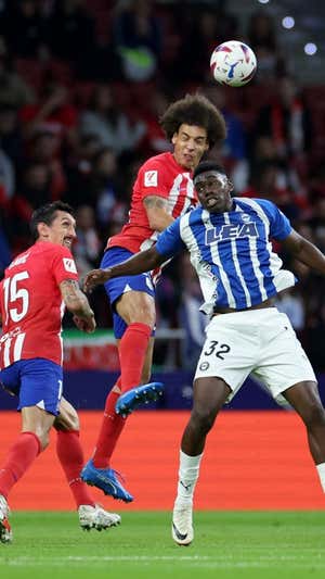 Witsel se adelanta a Samu Omorodion en una acción del partido.
