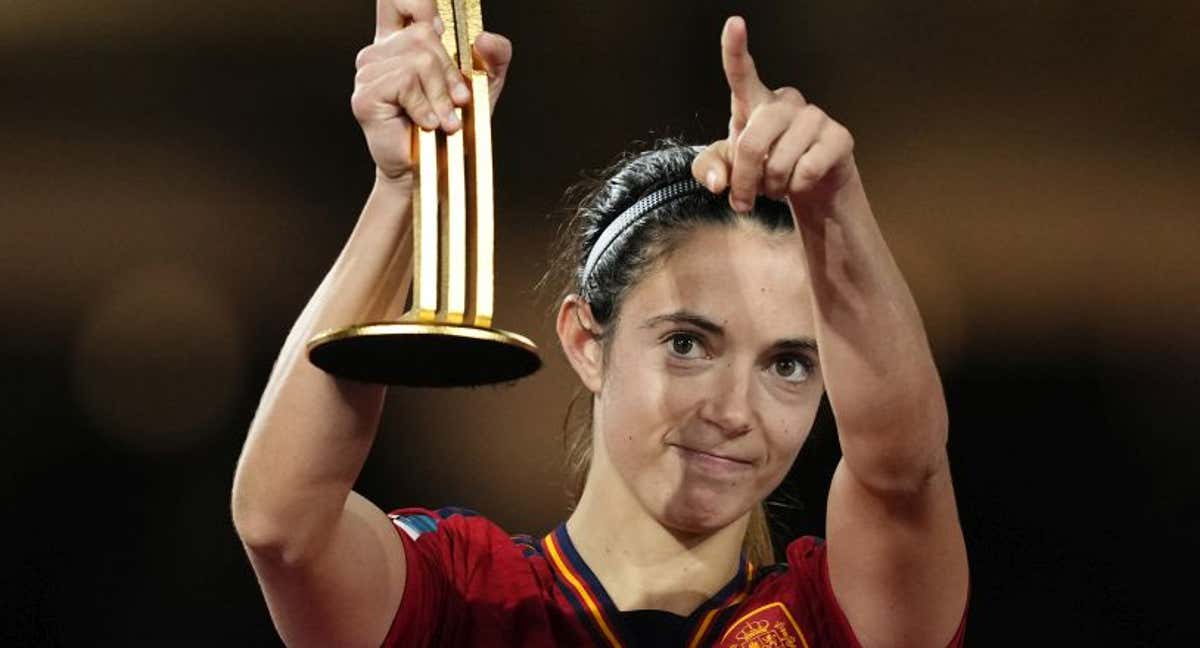 Aitana Bonmatí posa con el premio a mejor jugadora del Mundial tras ser campeona del mundo con España en Sídney.