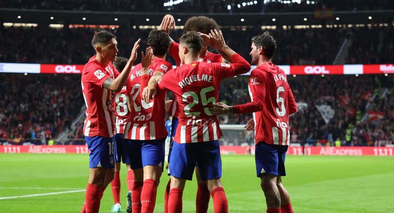 Los jugadores del Atlético de Madrid felicitan a Riquelme por su gol ante el Alavés.