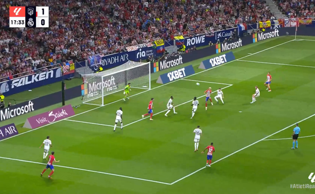Griezmann remata completamente solo.  WYSCOUT