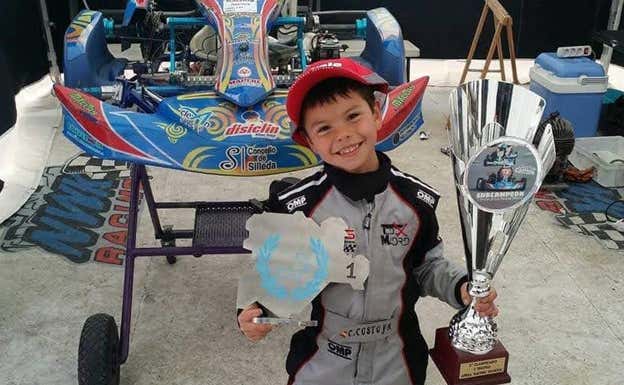 Christian Costoya, con la copa del Trofeo de Ariza Racing School en 2014.  Archivo familiar
