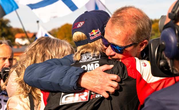 Kalle abrazado a su padre, Harri, piloto oficial en la época de Carlos Sainz.  RED BULL