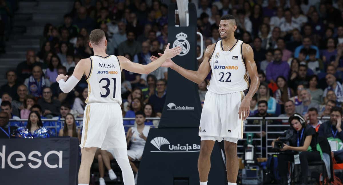 Dzanan Musa choca la mano con Edy Tavares durante el transcurso del partido.
