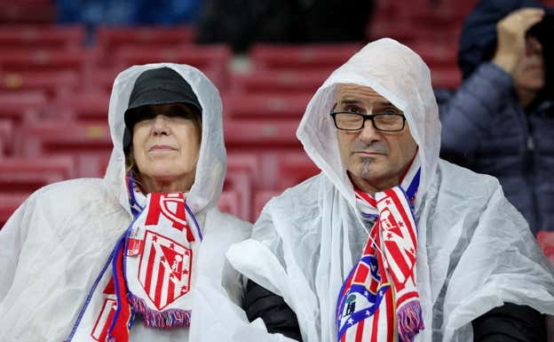 Dos aficionados del Atlético de Madrid en el partido contra el Alavés. REUTERS