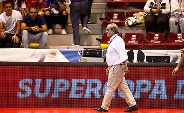 José María García, acompañando a su equipo en una Supercopa de España.  EL SOL DE ANTEQUERA