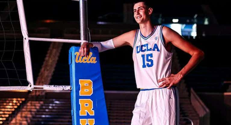 Aday Mara en la sesión de fotos oficial de los Bruins.