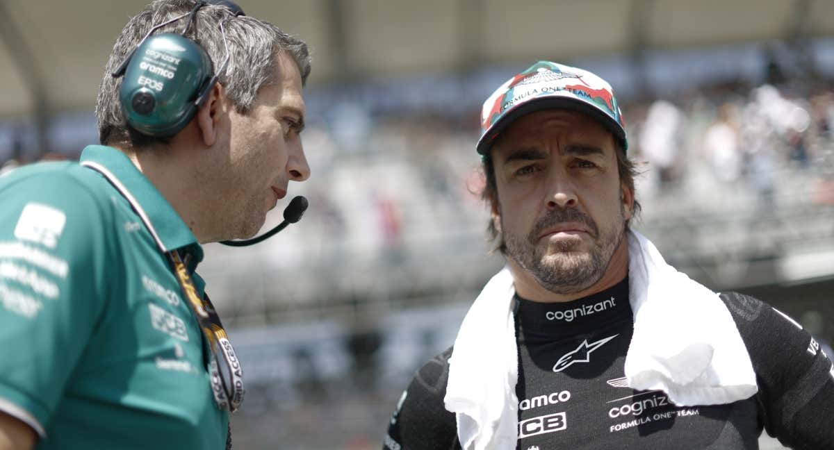 Fernando Alonso y su ingeniero, antes del GP de México 2023 de F1. /Aston Martin