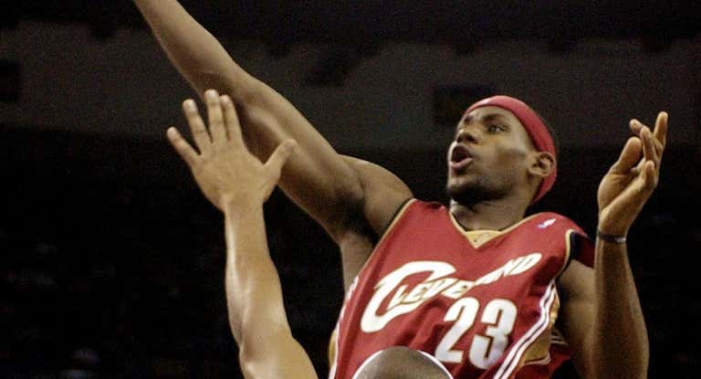 LeBron James en su primera temporada como 'rookie' en los Cavs.