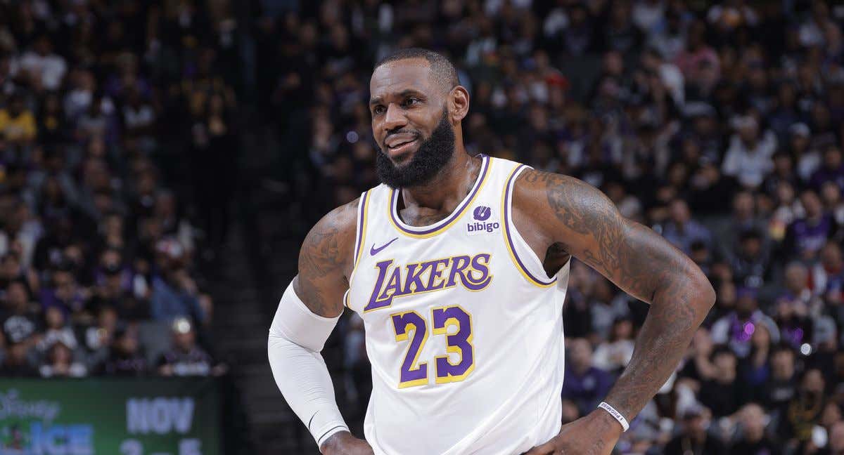 LeBron James durante la derrota de los Lakers ante Sacramento Kings/ GETTY IMAGES