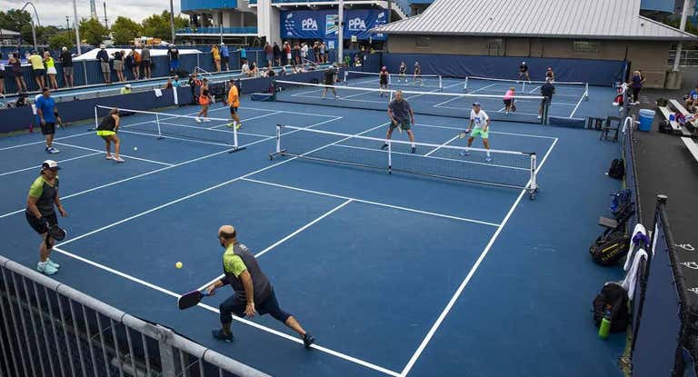Partidos simultáneos de pickleball en EE UU.