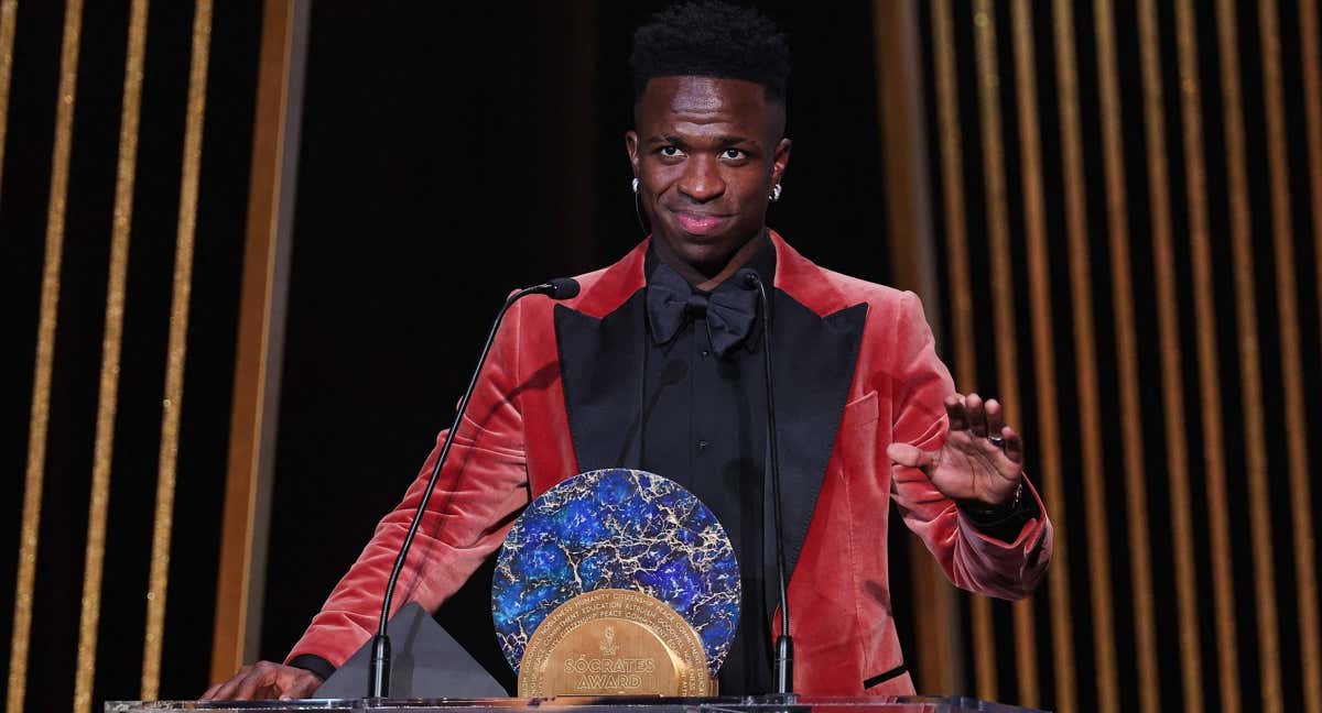 Vinicius, con el premio Kopa. /AFP