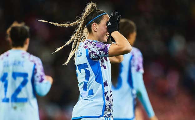 Athenea del Castillo celebra uno de los dos goles que marcó ante Suiza.  @SEFutbolFem