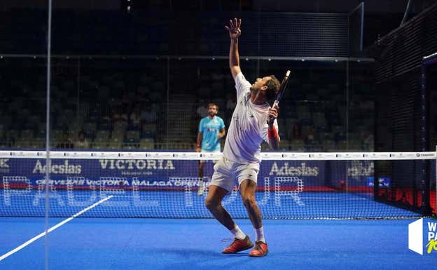 Al fondo, el jugador que va a recibir la bola se prepara en posición de split step. WPT