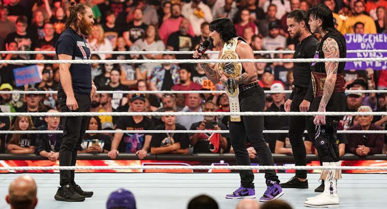 Sami Zayn se encara con Rhea Ripley, JD McDonagh y Dominik Mysterio durante WWE RAW.