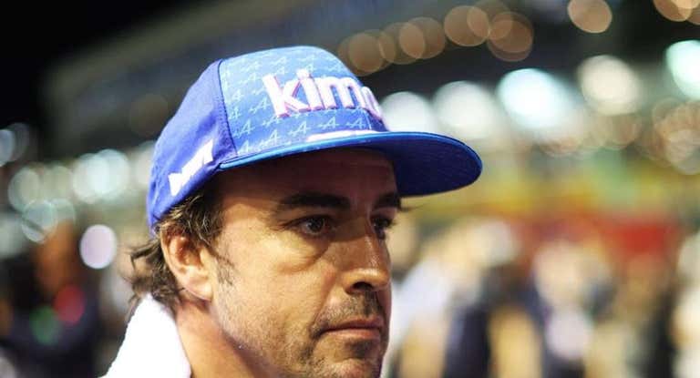 Fernando Alonso, concentrado antes del Gran Premio de Singapur.