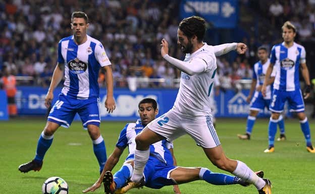 Juanfran trata de frenar a Isco en un Dépor-Madrid AFP