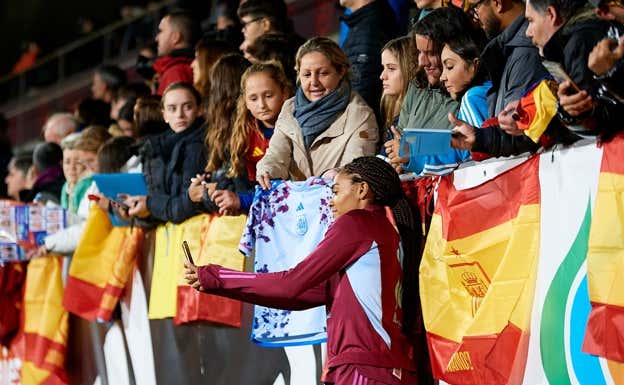 Salma Paralluelo atendiendo a los seguidores.  RFEF