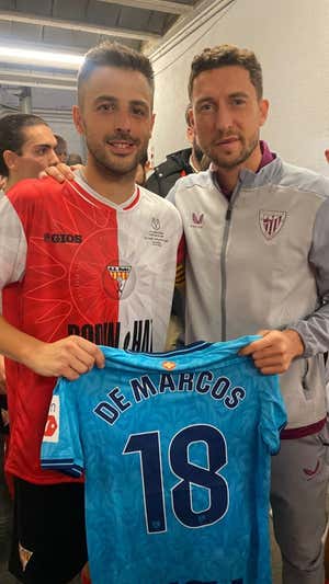 El momento en el que Aitor recibió la camiseta del lateral rojiblanco. Cedida