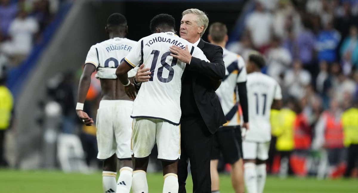 Ancelotti abraza a Tchouameni después de un partido de esta temporada. /GETTY