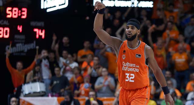 Valencia Basket sigue imparable con un Ojeleye excelso y un Davies decisivo
