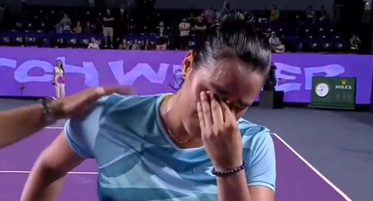 La tenista Ons Jabeur, llorando durante la entrevista a pie de pista tras su victoria en Cancún sobre Vondrousova. /WTA Finals