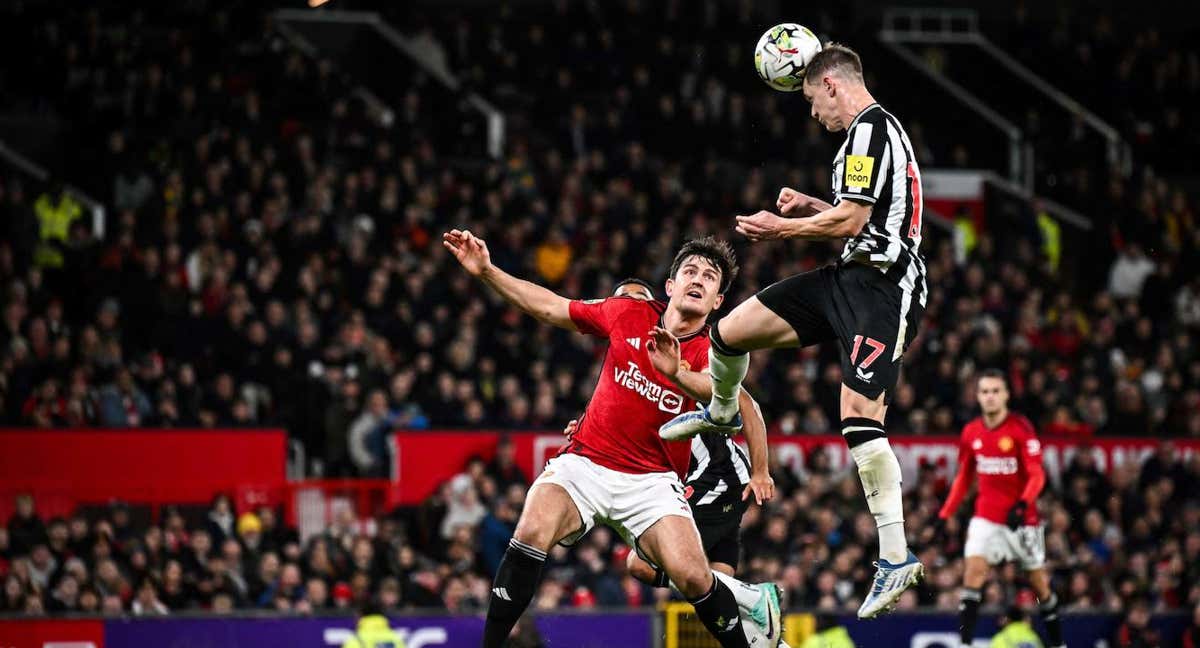 Emil Krafth, de cabeza frente a Harry Maguire. /AFP