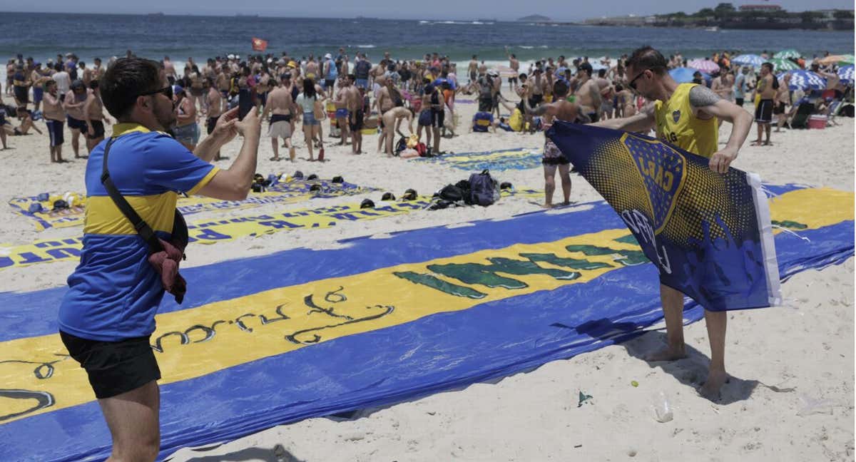 Aficionados de Boca Juniors en la playa de Copacabana antes de ser emboscados por seguidores de Fluminense./EFE