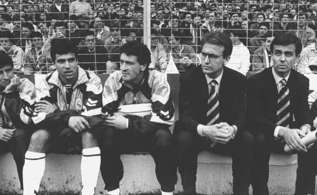 Benito Floro, en el banquillo del Real Madrid junto a Pepe Carcelén, su ayudante.