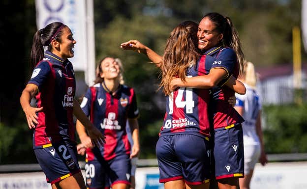 Gabi Nunes y Antonia celebran un gol con el Levante.  LEVANTE