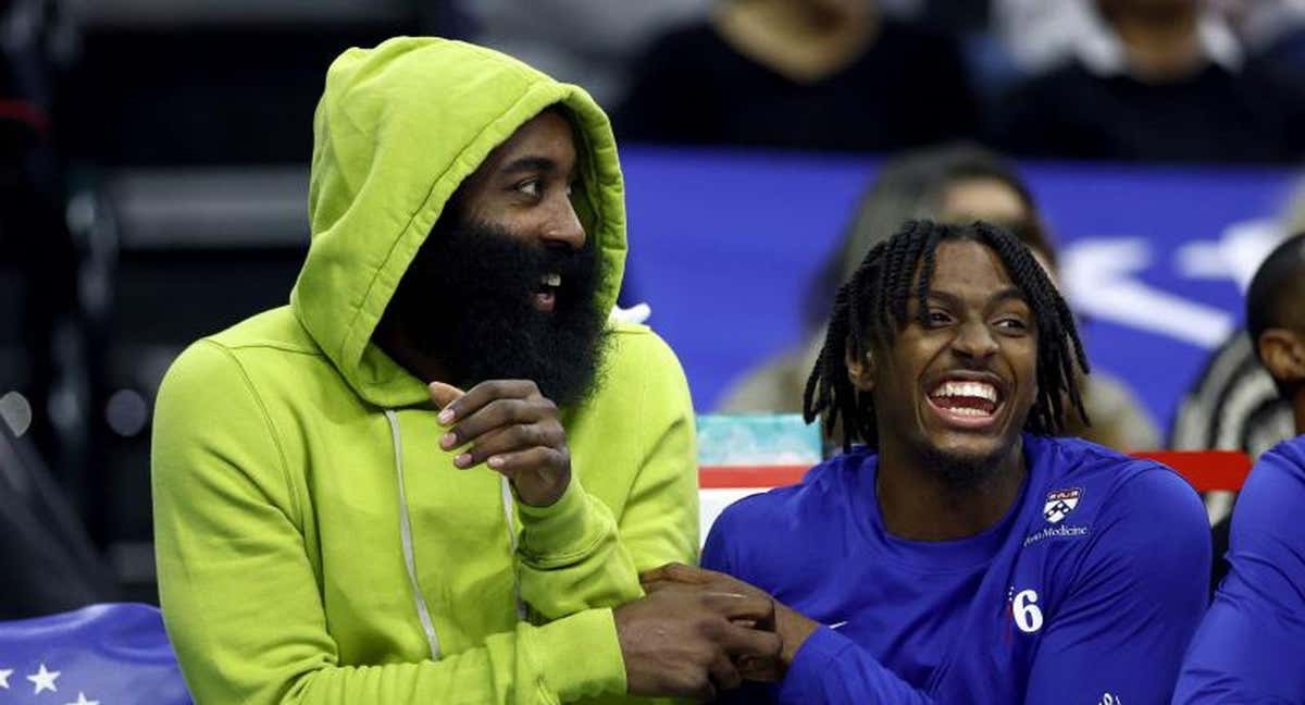 James Harden y Tyrese Maxey, en el banquillo de los Sixers. /AFP