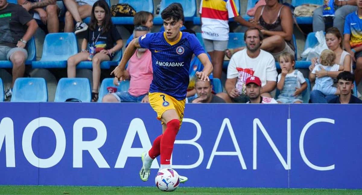 Julen Lobete conduce el balón en un partido con el Andorra. /Andorra FC