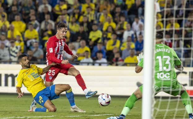 Roro Riquelme dispuso de las mejores ocasiones del Atlético en el estadio de Gran Canaria. EFE