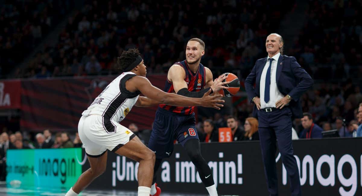 Tadas Sedekerskis, con la bola, con Dusko Ivanovic detrás en el banquillo, durante el Baskonia-Partizan. /GETTY IMAGES