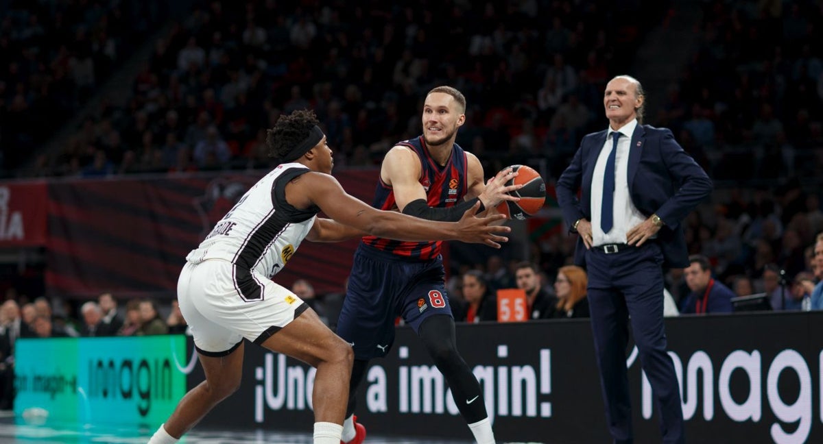 Tadas Sedekerskis, con la bola, con Dusko Ivanovic detrás en el banquillo, durante el Baskonia-Partizan.
