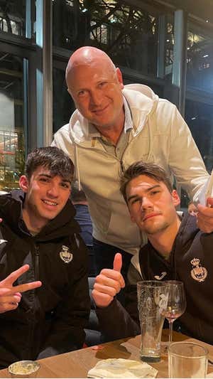 Zoran, con sus hijos a su llegada a Bergen.