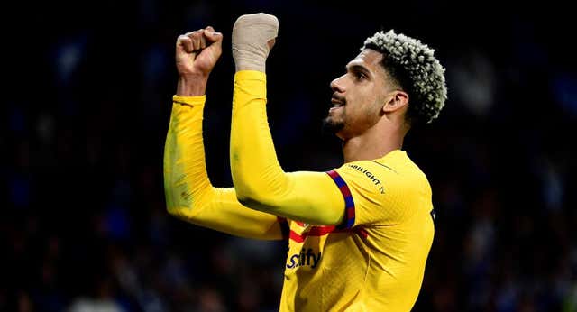 El orgullo de Araujo le da la vida al Barça en el 93′