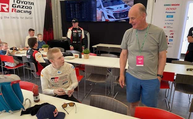 Kalle y su manager conversando en el 'motorhome' de Toyota. Buag Sports