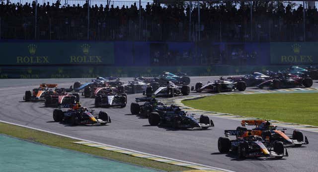 Espectáculo total en la última sprint del año y mensaje de Fernando Alonso para el domingo