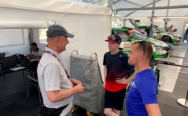 Timo en la asistencia de Skoda, el equipo con el que Kalle llegó al Mundial. Buag Sports